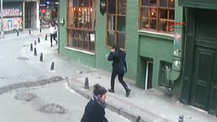 Arşiv2genç Kıza Yumrukla Saldıran Zanlı Tutuklandı