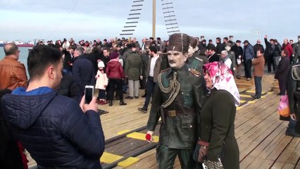 Mübadiller atalarını denize karanfil bırakarak andı - SAMSUN