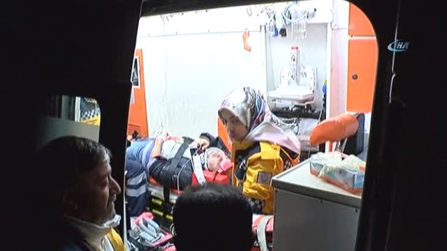 Yoldan Çıkıp Kaldırımda Sürüklenen Otomobil Çukura Düştü