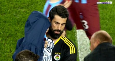 Fenerbahçeli Volkan, Küçük Çocuğu Islanmaması İçin Kucağında Taşıdı