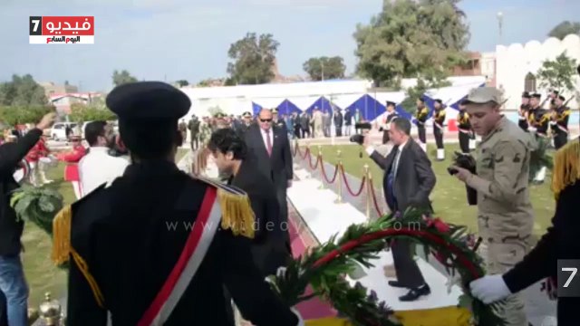 محافظ مطروح يضع إكليل زهور على النصب التذكارى لشهداء الشرطة