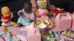 Primer cumpleaños de la bebé con sus amigas bebés de juguete - Las aventuras del bebe