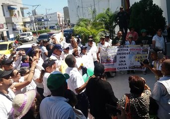 Public Rallies at Barranquilla Police Command to Show Support After Bombings