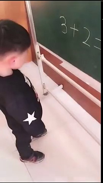 Ce garçon asiatique essaie de résoudre 3 + 2 mais sa réponse va faire rire tout le monde