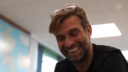 Télécharger la video: Klopp reacts to 'we've got Salah' song