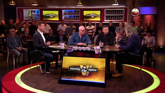 Johan Derksen uitgesproken over 'vals zingende' Roxeanne Hazes - VOETBAL INSIDE