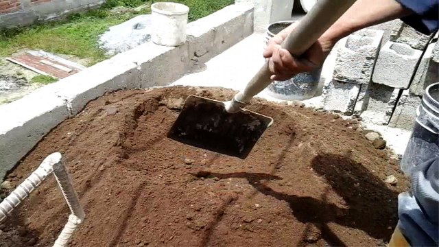 Tapar una ventana provisional con bloques y tierra/Cover a provisional window with blocks and earth.