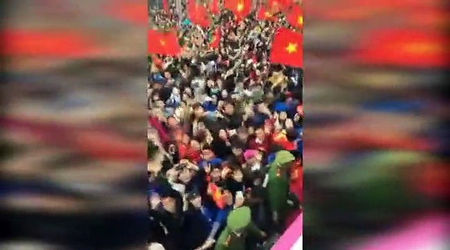 Clip trên xe buýt diễu hành thấy người hâm mộ chen chúc, Đức Chinh hét lớn: Ngã kìa, ngã thì làm sao