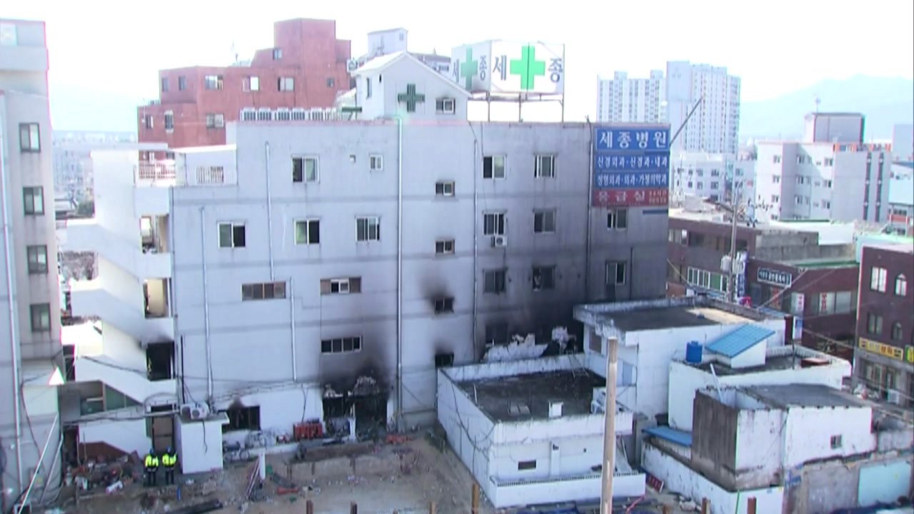 밀양 참사 사망 39명·부상 151명...병원 관계자 출국금지 / YTN