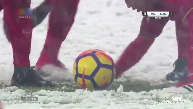 Khoảnh khắc đẹp: Đồng đội dùng tay cào tuyết “dọn đường” chọ Quang Hải ghi bàn thắng ấn tượng