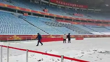 Cận cảnh tuyết rơi vào trưa 27/01/2018 tại SVĐ Olympic Thường Châu