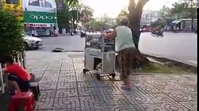 Tưởng đi cùng giúp việc cùng bà lão, ai dè boss lại nằm ì ra như thế này đây