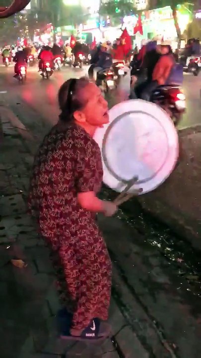 Cụ bà "quẩy cục sung" mừng chiến thắng U23 p2