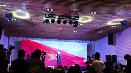 Sơn Tùng nâng ly chúc mừng U23