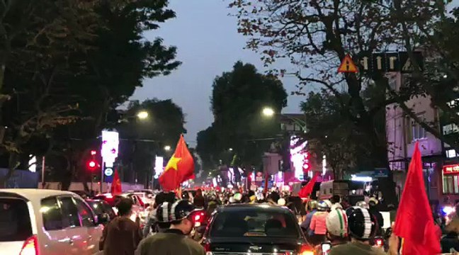 Người dân đổ ra đường ăn mừng chiến thắng U23 Việt Nam
