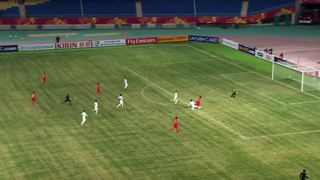 Tiến Dũng cản phá thành công quả 11m trong trận đấu với Hàn Quốc