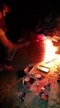 Cô gái đốt hết quà tặng của người yêu sau chia tay