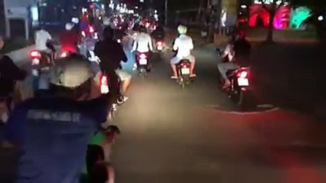 CSGT dẫn đoàn CĐV ăn mừng đội tuyển U23 Việt Nam chiến thắng