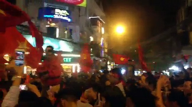 Thủ đô Hà Nội vỡ òa trước chiến thắng của đội tuyển U23 Việt Nam