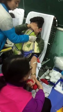 Nam thanh niên khóc nức nở khi đi hiến máu nhân đạo