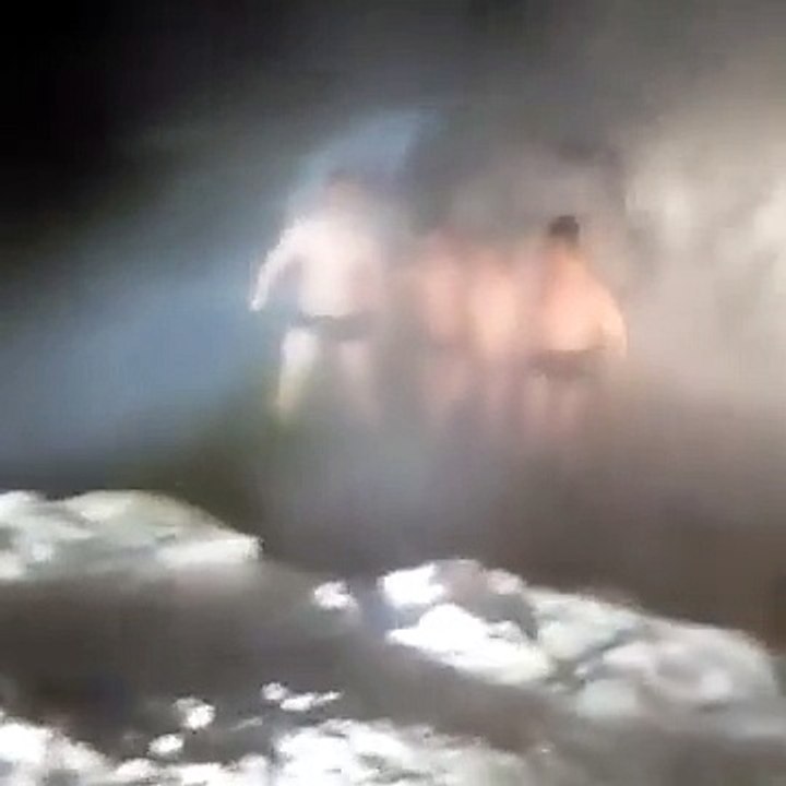 Không quản nhiệt độ xuống tới -60 độ tại ngôi làng lạnh nhất thế giới, nhóm du khách Trung Quốc vẫn nhảy xuống tắm khiến dân làng tròn mắt kinh ngạc