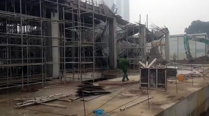 Sập giàn giáo khiến 3 người chết