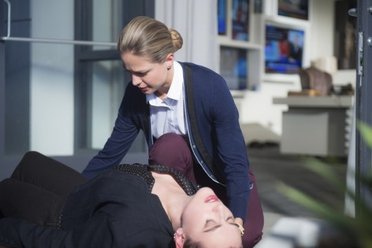 HD Watch > Supergirl Season 3 Episode 13 : Both Sides Now