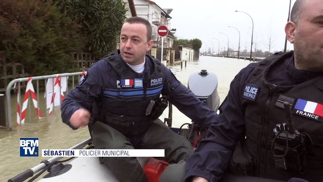 En pleine crue, la police patrouille en bateau pour lutter contre les cambriolages