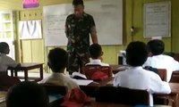 Guru Kurang, 3 Anggota TNI Ngajar di SD O1 Mamala
