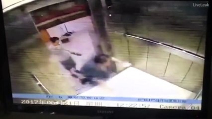 Kinh hoàng cô gái bị thang máy kẹp đứt chân chỉ vì mải dùng điện thoại