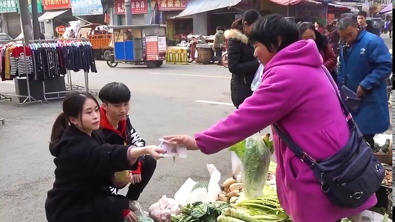 Được sếp thưởng lớn, "thánh ăn văn phòng" bao cả phòng ăn lẩu khiến cư dân mạng thán phục