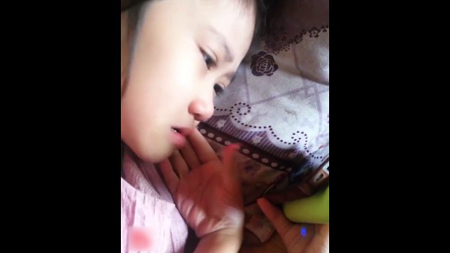 Cư dân mạng vừa thương vừa buồn cười cô bé cảm xúc khóc như mưa theo nhân vật trong phim