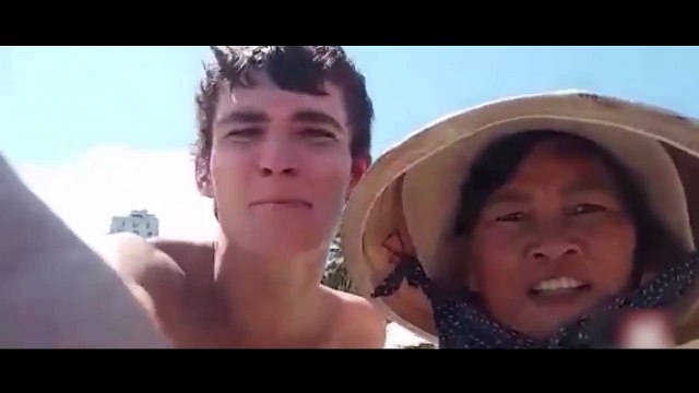 Rao hàng độc đáo cùng bà bác bán hàng rong