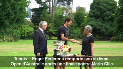 Open d'Australie: Roger Federer présente le trophée du vainqueur