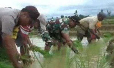 Anggota Bhabinkamtibmas Ajak Warga Desa Daffala Bertani