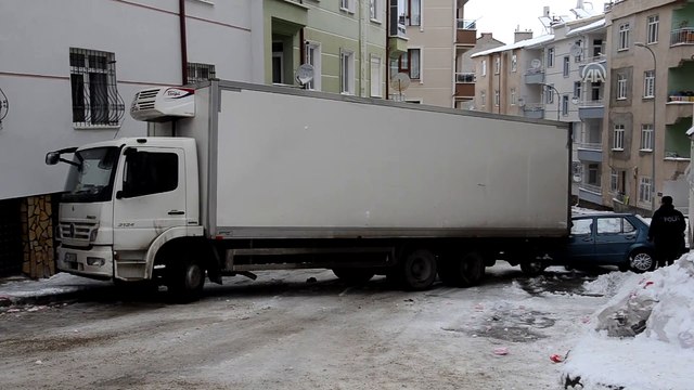 Buzlu yolda kayan kamyon 2 otomobile çarptı - KARAMAN