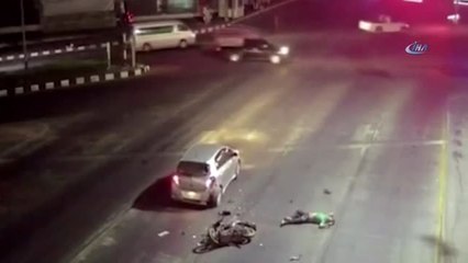 Tayland'da Motosiklet Otomobile Çarptı