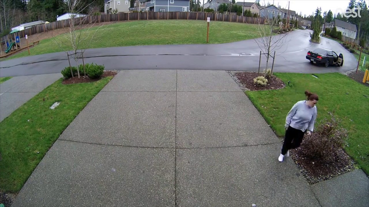 Elle vient voler un colis et se casse la jambe... Instant karma douloureux