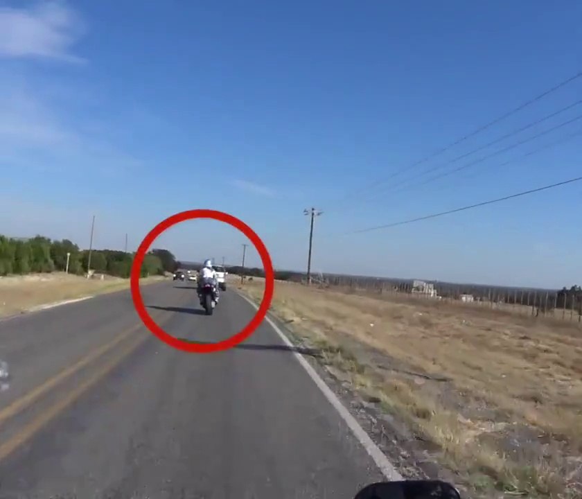 Un chauffard percute volontairement un motard qui le double et le fait chuter