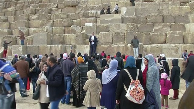 Homem mais alto e mulher mais baixa do mundo visitam as pirâmides do Egito