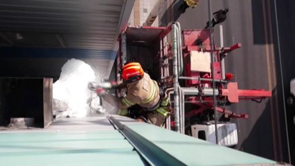 [영상] '대형 고드름' 제거에 구조 장비까지 동원 / YTN