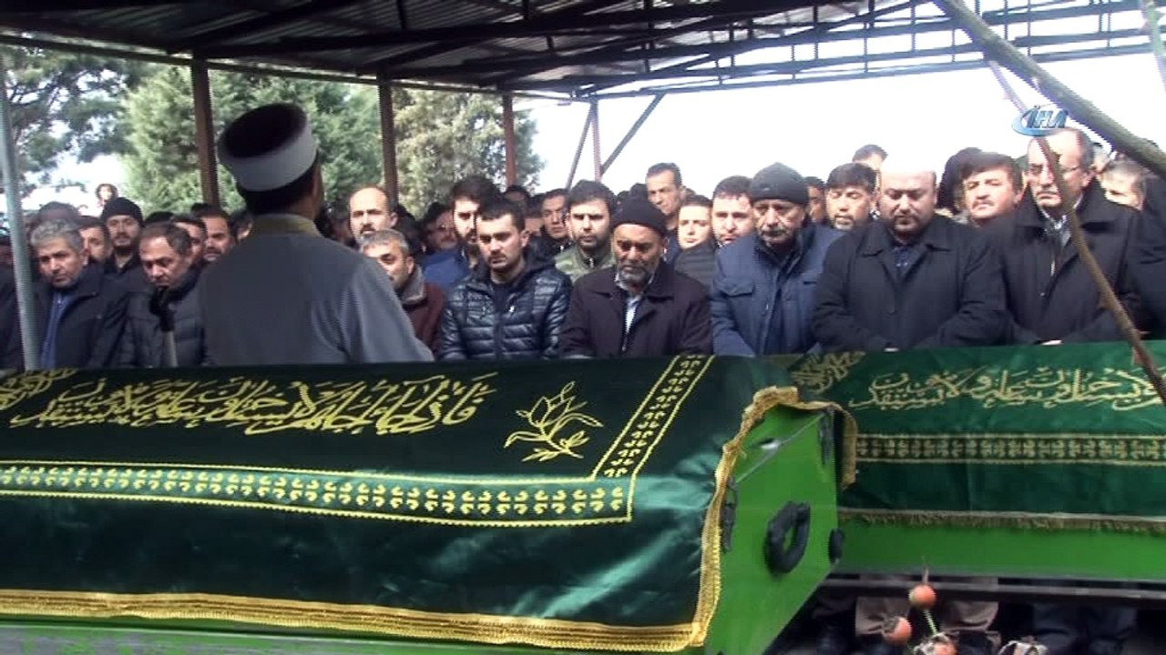 Nişan dönüşü kazada hayatını kaybeden anne kız son yolculuğa uğurlandı