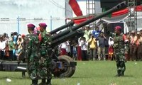 Warga Bima Ikut Parade Kendaraan Tempur Marinir