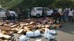 नोएडा में सॉफ्ट ड्रिंक का ट्रक पलटने से लगा जाम, कोल्ड ड्रिंक की पेटियां लूट ले गए लोग