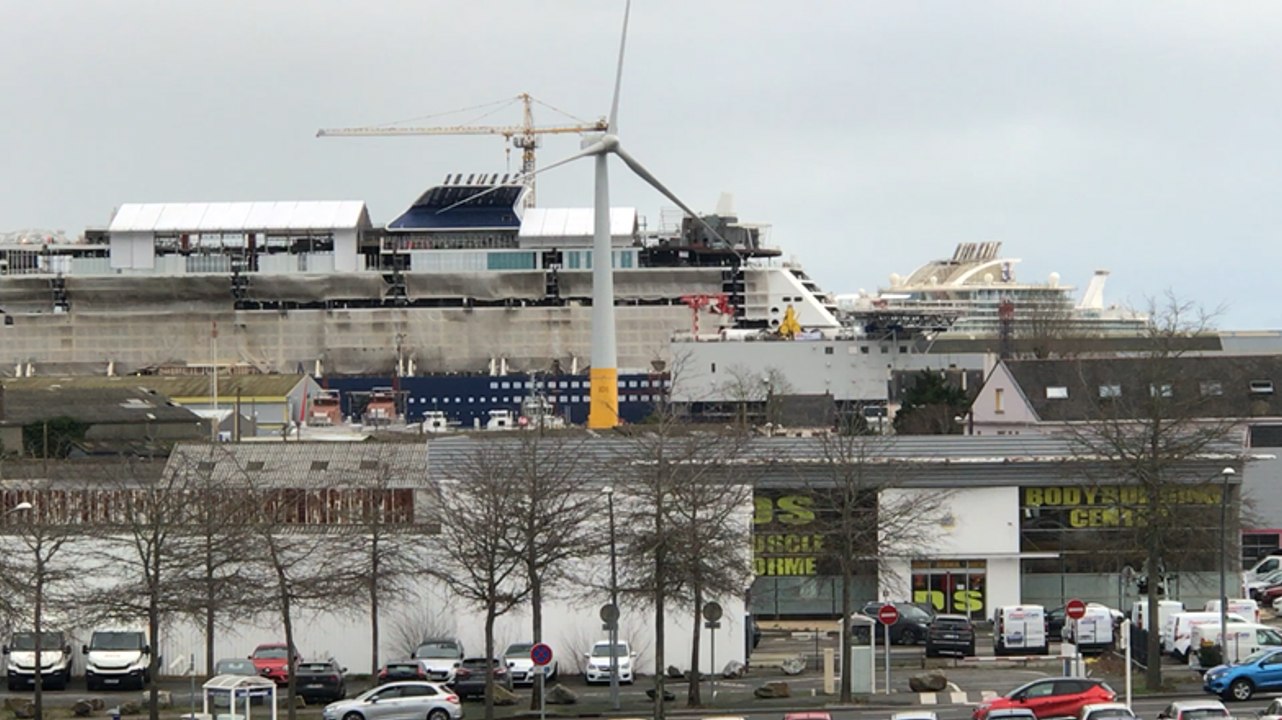 Les géants se croisent dans le port de Saint-Nazaire