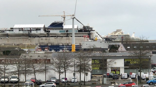 Les géants se croisent dans le port de Saint-Nazaire