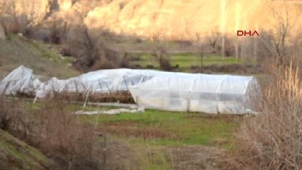 Hakkari Şemdinli'de Fırtına Okulun Çatısını Uçurdu, Seralara Zarar Verdi