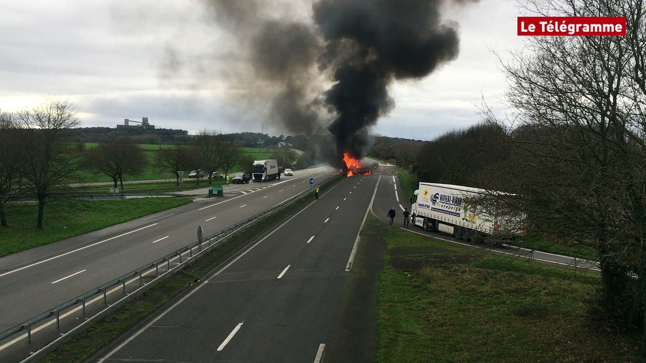Saint-Allouestre (56) Un camion en feu  sur l'axe Rennes-Lorient