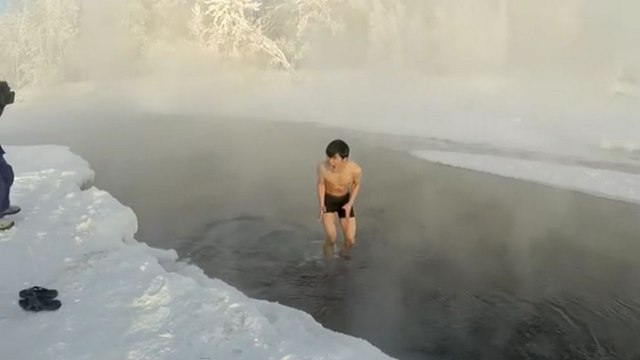 Un touriste japonais s'allonge dans une rivière par -60°