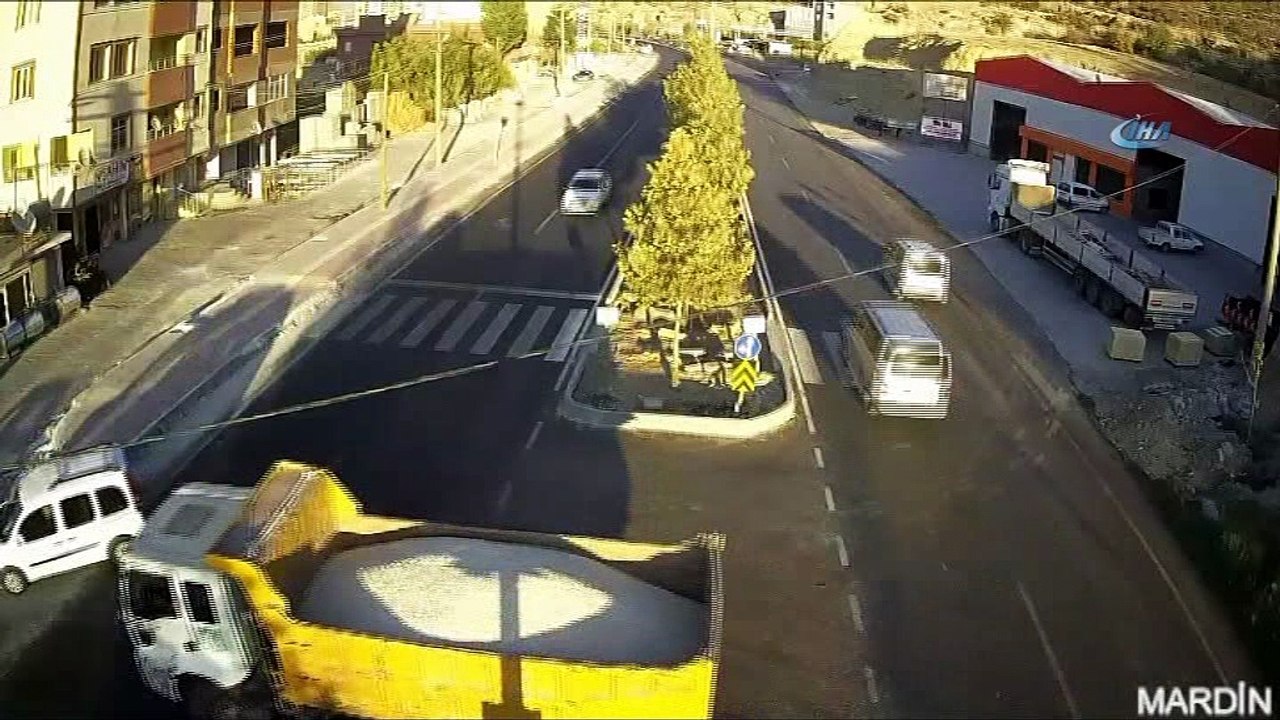 Kontrolden çıkan araçlar, takla atan otomobiller, İş makinesi altında kalan yayalar... Yurtta meydana gelen kazalar Mobese kameralarında